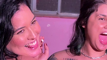 Fumando pelada com as minhas amigas e conversando