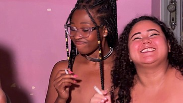 Fumando pelada com as minhas amigas e conversando