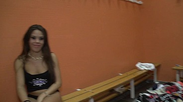 Follando en los vestuarios con Gala Brown