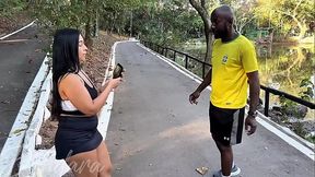 Fui caminhar no parque encontrei esse safado n&atilde_o resisti acabei deixando ele me fude bem gostoso ( VIDEO COMPLETO NO RED)