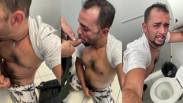 Suruba gay sem camisinha com homens gozando no banheiro público - Part02