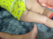 Hermanastra folla con su pijama de bob esponja