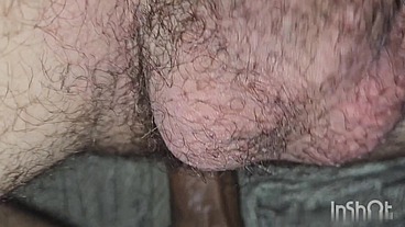 No meio da noite o vizinho bateu na porta querendo foder o rabo do coroa que é Porteiro do condomínio.