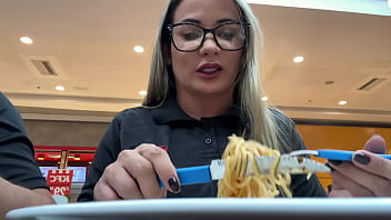 Conheci o gostoso no shopping e veja no que deu