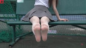 After playing tennis, the pure and beautiful girl Yang Yang wears a short skirt and white stockings and shows her beautiful feet on the court