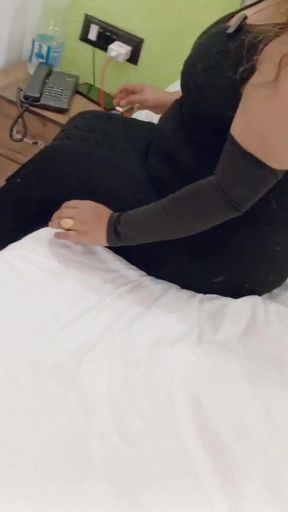 Apni Engagement ke din Aafreen ka chudne ka mood hua to hotel ke Technician se chudne chali gayi   Clip 1