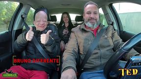 bruno diferente entra na carona e e sacaneado por elisa sanches que arranca sua roupa e cai de boca