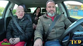 bruno diferente entra na carona e e sacaneado por elisa sanches que arranca sua roupa e cai de boca