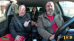 bruno diferente entra na carona e e sacaneado por elisa sanches que arranca sua roupa e cai de boca