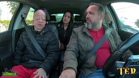 bruno diferente entra na carona e e sacaneado por elisa sanches que arranca sua roupa e cai de boca
