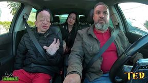 bruno diferente entra na carona e e sacaneado por elisa sanches que arranca sua roupa e cai de boca