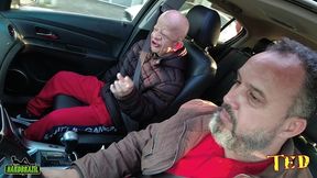 bruno diferente entra na carona e e sacaneado por elisa sanches que arranca sua roupa e cai de boca