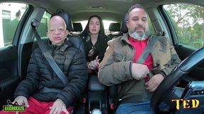bruno diferente entra na carona e e sacaneado por elisa sanches que arranca sua roupa e cai de boca
