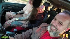 bruno diferente entra na carona e e sacaneado por elisa sanches que arranca sua roupa e cai de boca