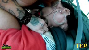 bruno diferente entra na carona e e sacaneado por elisa sanches que arranca sua roupa e cai de boca