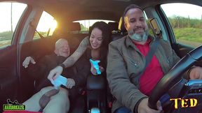 bruno diferente entra na carona e e sacaneado por elisa sanches que arranca sua roupa e cai de boca