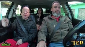 bruno diferente entra na carona e e sacaneado por elisa sanches que arranca sua roupa e cai de boca