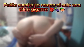 Putita sumisa se rompe el culo con dildo gigante