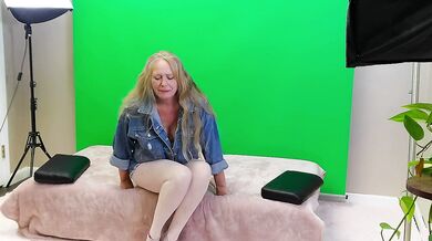 I love to model and get dick.