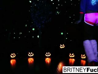 two hawt blondes share Halloween scare