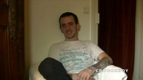 il propsoe a son pote de le sucer et le baiser