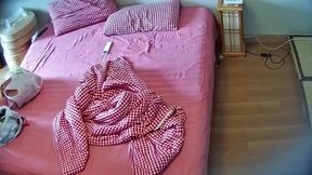 八月最新流出民宿偷拍❤️變態戀物癖屌絲男在上一個女生退房後把女友帶入房間啪啪