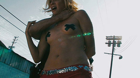 Amy Smart-ly loves taking off her clothes
