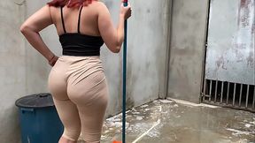 Eu n&atilde_o resisti... essa bunda enorme passando por mim... tive que pegar com for&ccedil_a