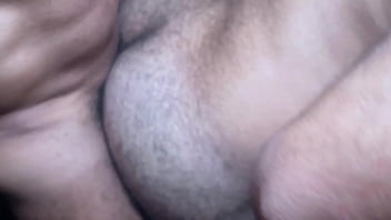 Mamando a pica do motoboy dentro do box escuro no glory holle.