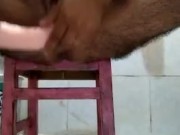 Encuentro un arnés en el baño y termino metiéndolo en mi culoo