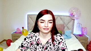 Solo redhead babe have fun on webcam