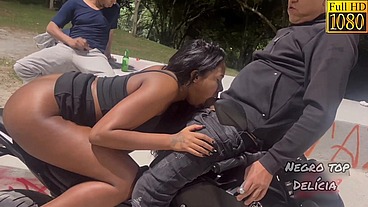 Comi a gostosa na praça, em cima da moto, com vários outros homens