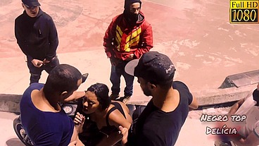 Comi a gostosa na praça, em cima da moto, com vários outros homens