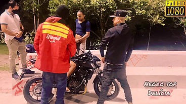 Comi a gostosa na praça, em cima da moto, com vários outros homens