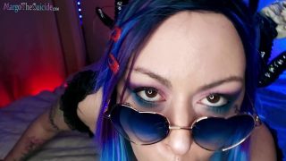Succubus cosplayer deepthroat dildo dan membuat dirinya orgasme