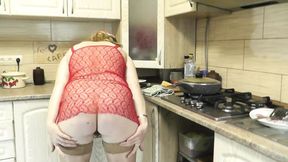 Juicy Cougar Fucks Kitchen Like a Total Slattern, Flashes Her Fat Titties and Round Booty!