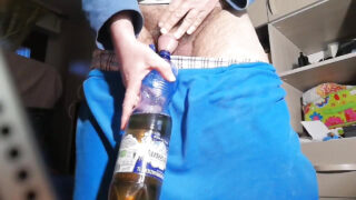 Travesti europeia peluda amadora sozinha sendo penetrada analmente com um enorme pênis pulsante