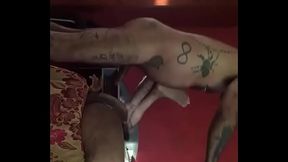 gay gemendo na rola do macho tatuado