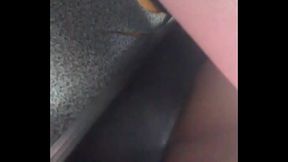 Bajo falda de colegiala piernotas