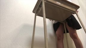生◯前でムラムラする可愛いショートカット女子。机で角オナニーでこりこりしながら快感に満ちてアヘ顔さらす。