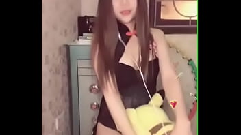 Em g&aacute_i Uplive cosplay m&egrave_o đen gợi cảm