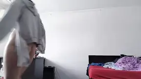 Haarige MILF danst naakt, vingert zichzelf tot een orgasme