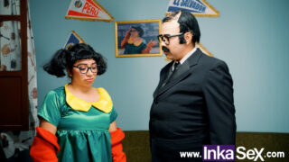 男は完璧な体の18歳のラテン系の十代の売春婦をアナルファックし、彼女のお尻に精液を満たします