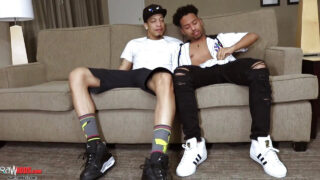 年轻纹身男维克·瓦伦蒂诺（Vic Valentino）用他粗大的阴茎猛操紧致的屁股，然后享受了一次火辣的口交