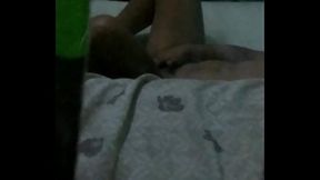 La espio por la ventana y se masturba no se da cuenta