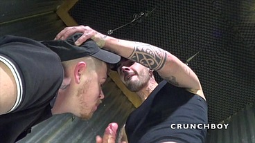 LEO baisé par un mec tatoué d'espagne