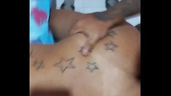 Novinho tatuado gosta de fuder sem camisinha soca gostoso e enche meu cuzinho de porra