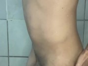 Dotado tatuado batendo no chuveiro