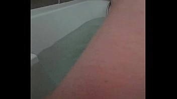Qui veut me rejoindre dans mon bain ?J'_ai envie de vider des queues ce soir ...