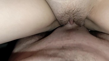 Sexo amador com close-up na cama e gozada farta na bucetinha peluda arrombada